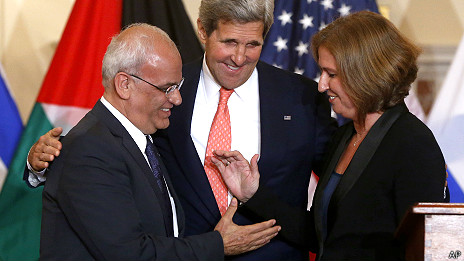 كيري يتوسط رئيسي وفدي التفاوض، تسيبي ليفني وصائب عريقات